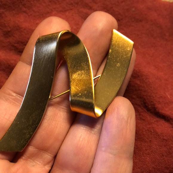 Vintage Monet brand beautiful goldtone brooch. - Picture 2 of 4